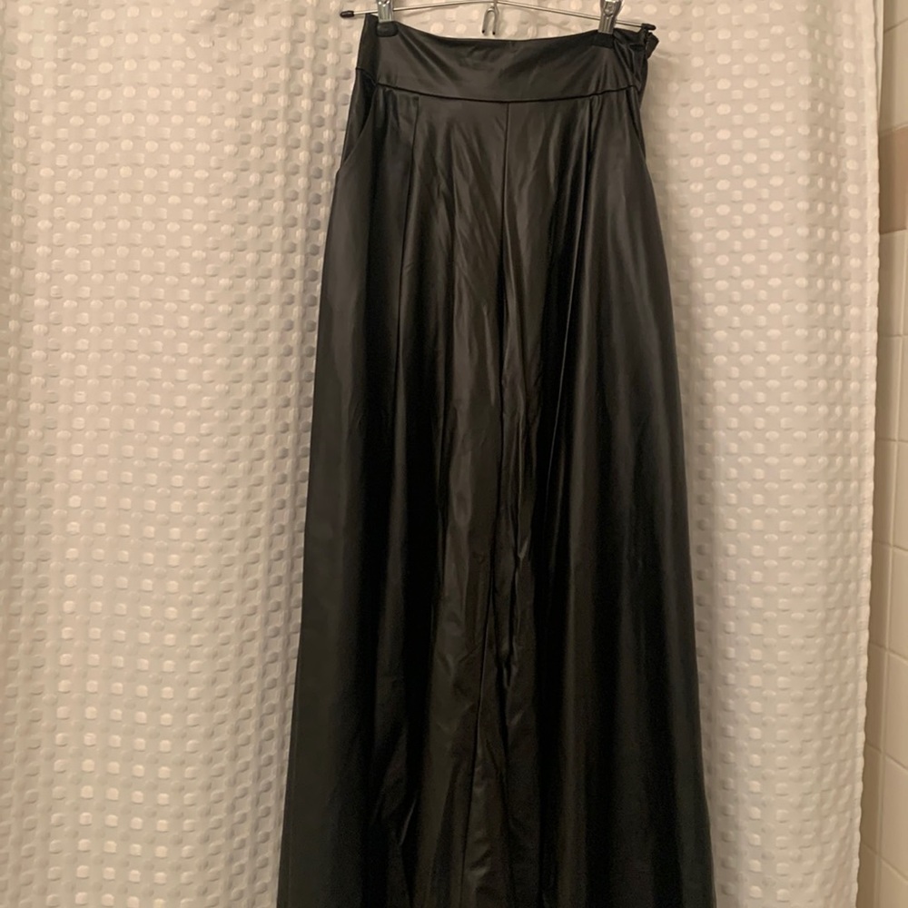 SÚPER wide bell leg pants❣️❣️❣️ You will look cool any where 😍😍😍